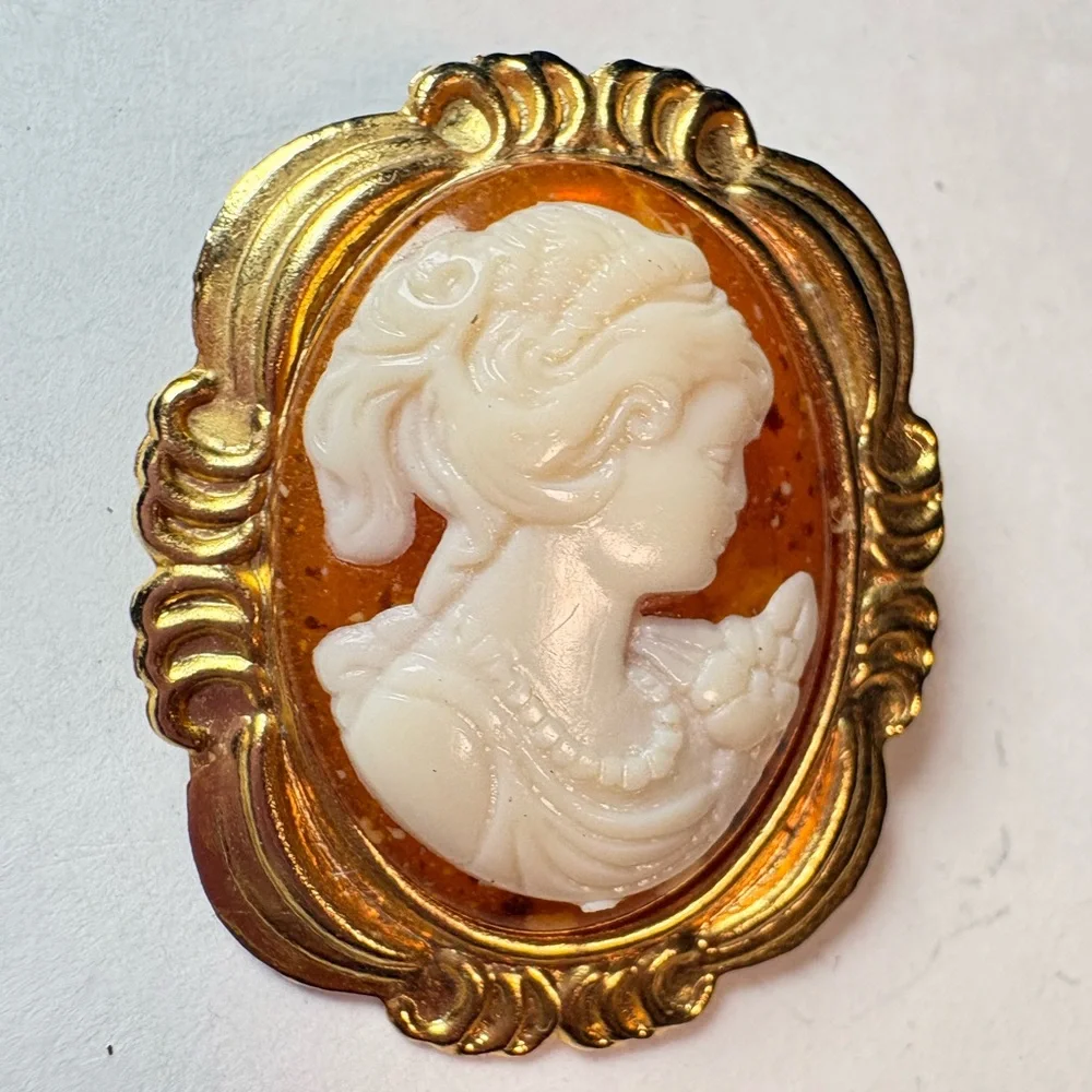 Vintage 1980s Gold tone and Cream Cameo style Brooch